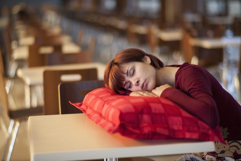 睡眠時間は長いのに…どんなに寝ても眠いし頭痛がする原因は病気？